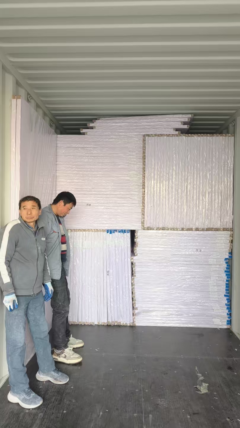 شحن مشغول من لوحات PVC ، والطلب القوي في السوق